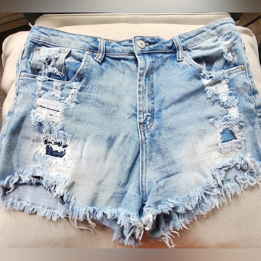 Distressed shorts - Picture 2 of 2